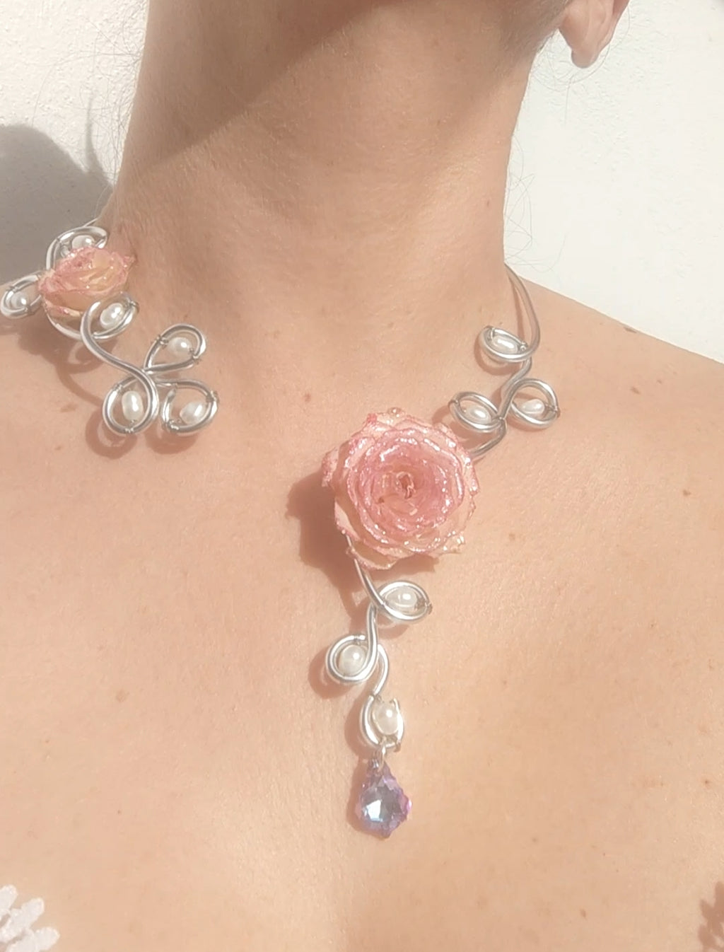 Collar de Alambrismo Hecho a Mano con Perlas Naturales de Río y Rosa Real Resinada – Joyería Artesanal Única