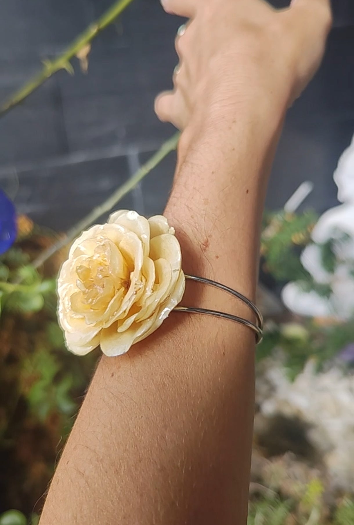 Pulsera con rosa blanca real resinada. Joya natural hecha a mano. Regalo romántico y único para ella. Pulsera de flor preservada