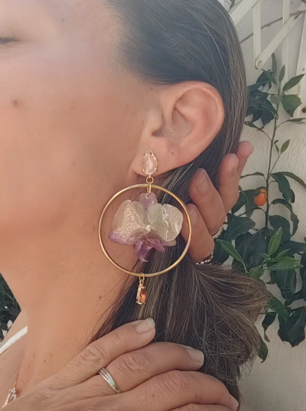 Pendientes Orquídea Lila Hechos a Mano | Aros Dorados y Enganches Bañados en Oro 18K | Pendientes Florales Elegantes