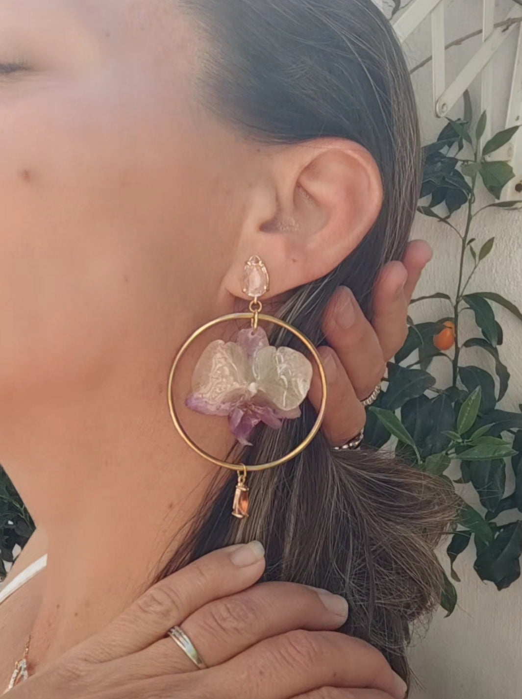 Pendientes Orquídea Lila Hechos a Mano | Aros Dorados y Enganches Bañados en Oro 18K | Pendientes Florales Elegantes