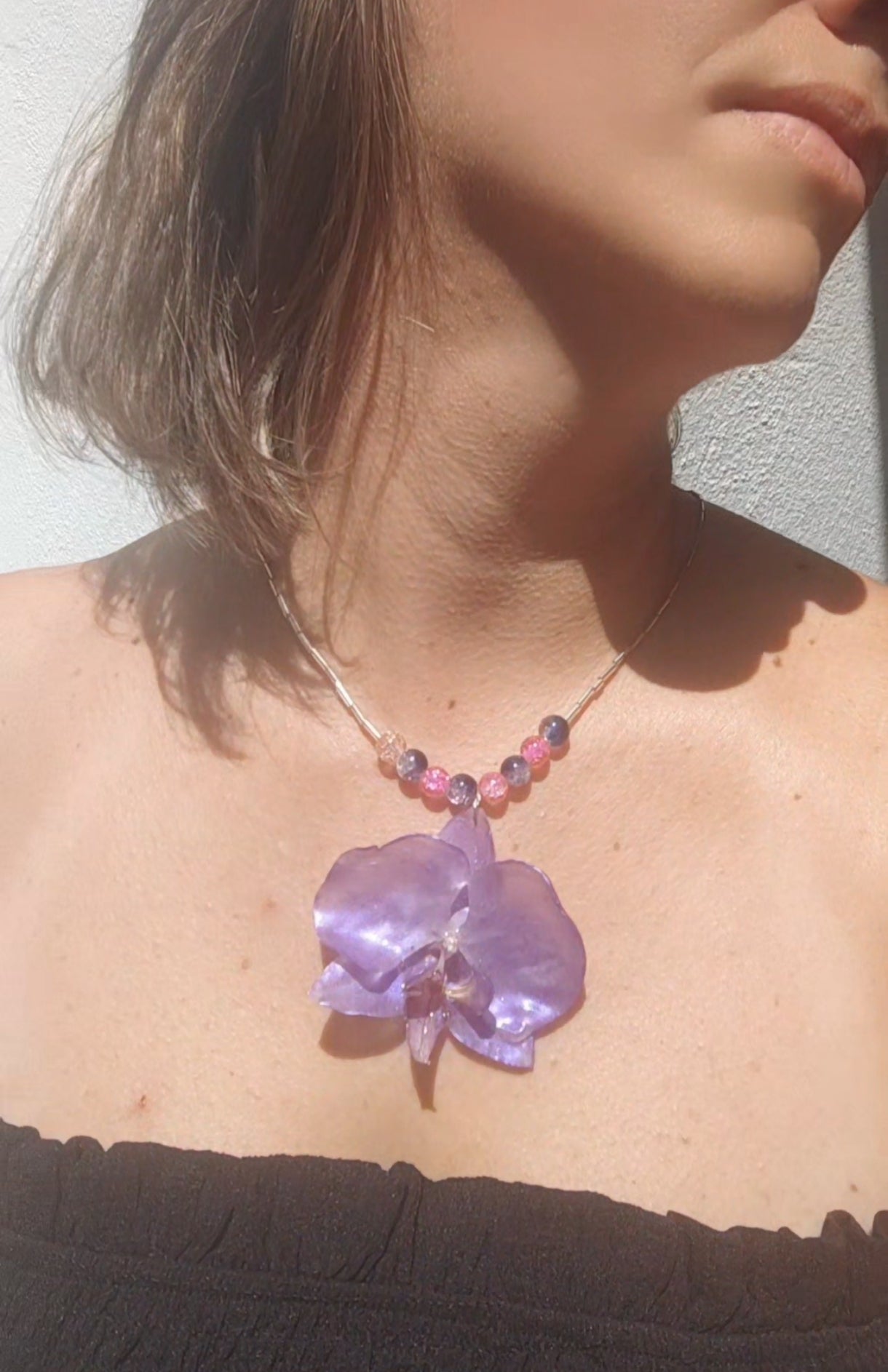 Collar con orquídea auténtica en resina