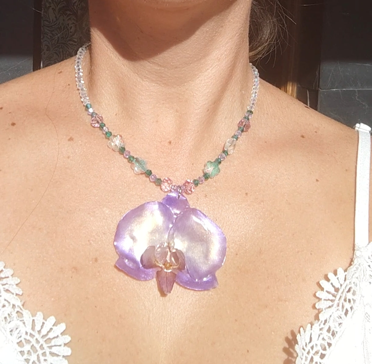 Collar de orquídea auténtica hecho a mano, lila y blanco con cadena de cristal facetado