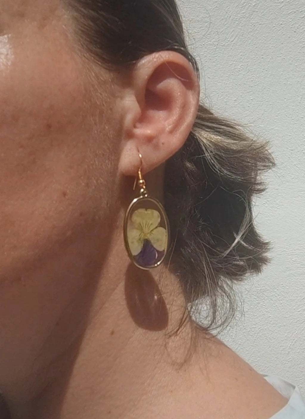 Pendientes artesanales con flores de pensamiento prensadas. Joyería botánica. Regalo para ella.