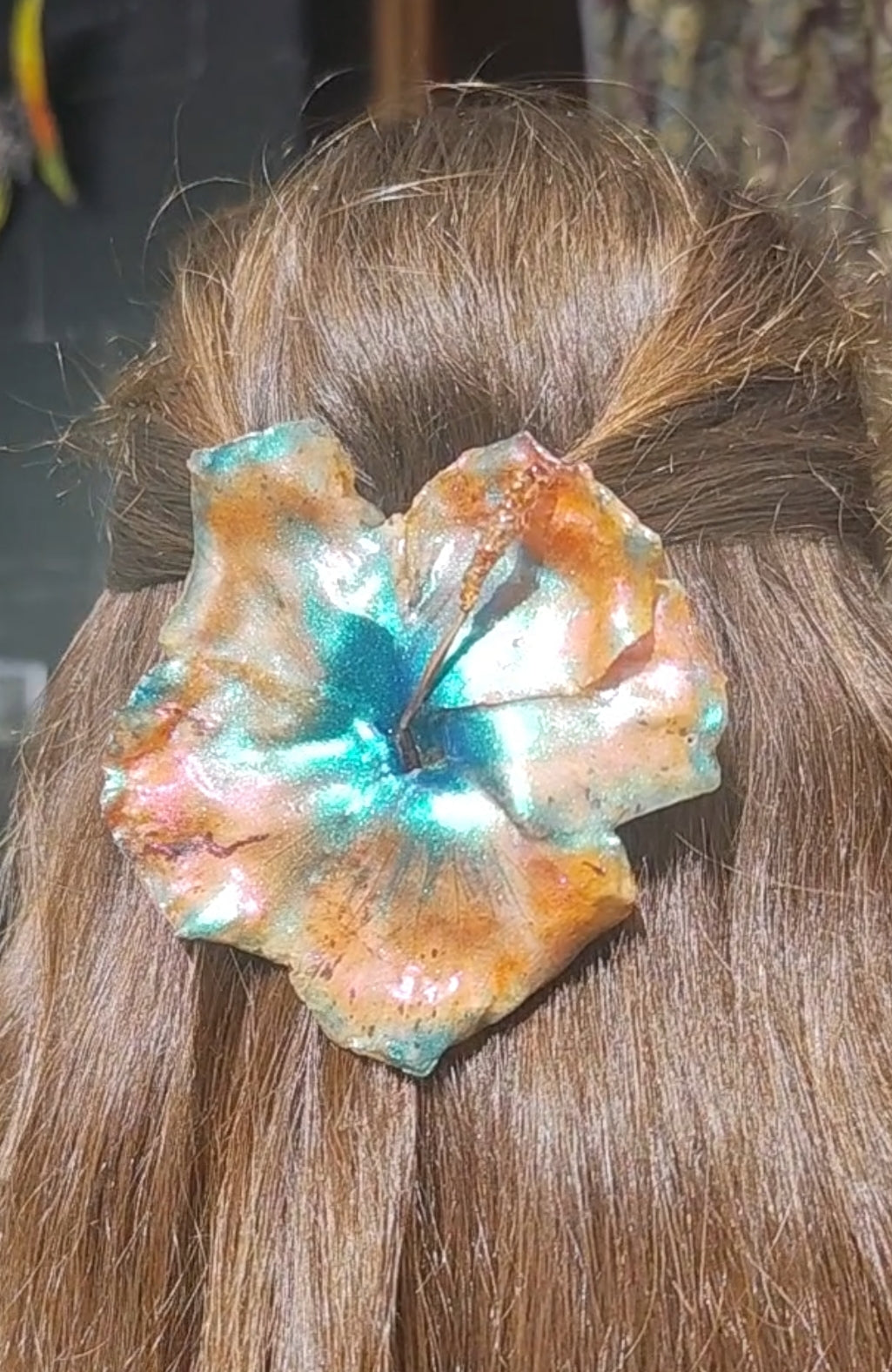 Clip de pelo con flor real, hibisco naranja y verde, pasador artesanal de resina, accesorio floral para el cabello, regalo original