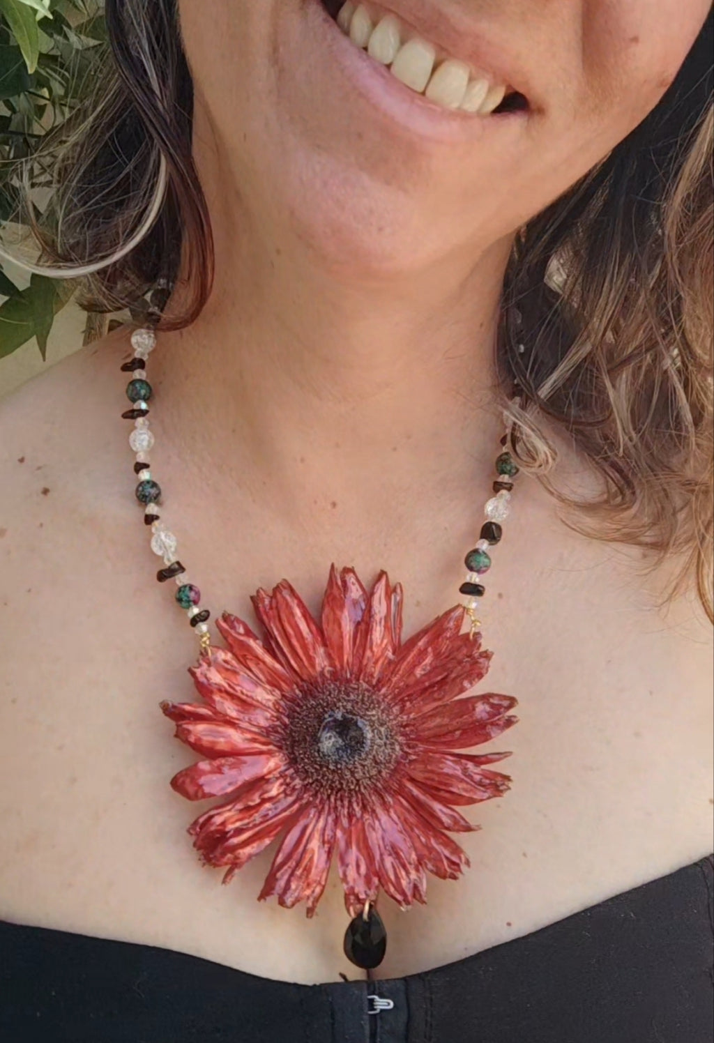 Collar Gerbera Roja Hecho a Mano, Collar con Cristal Facetado, Obsidiana y Piedra Mineral, Flor Pintada con Nácar Iridiscente, Joyería Floral