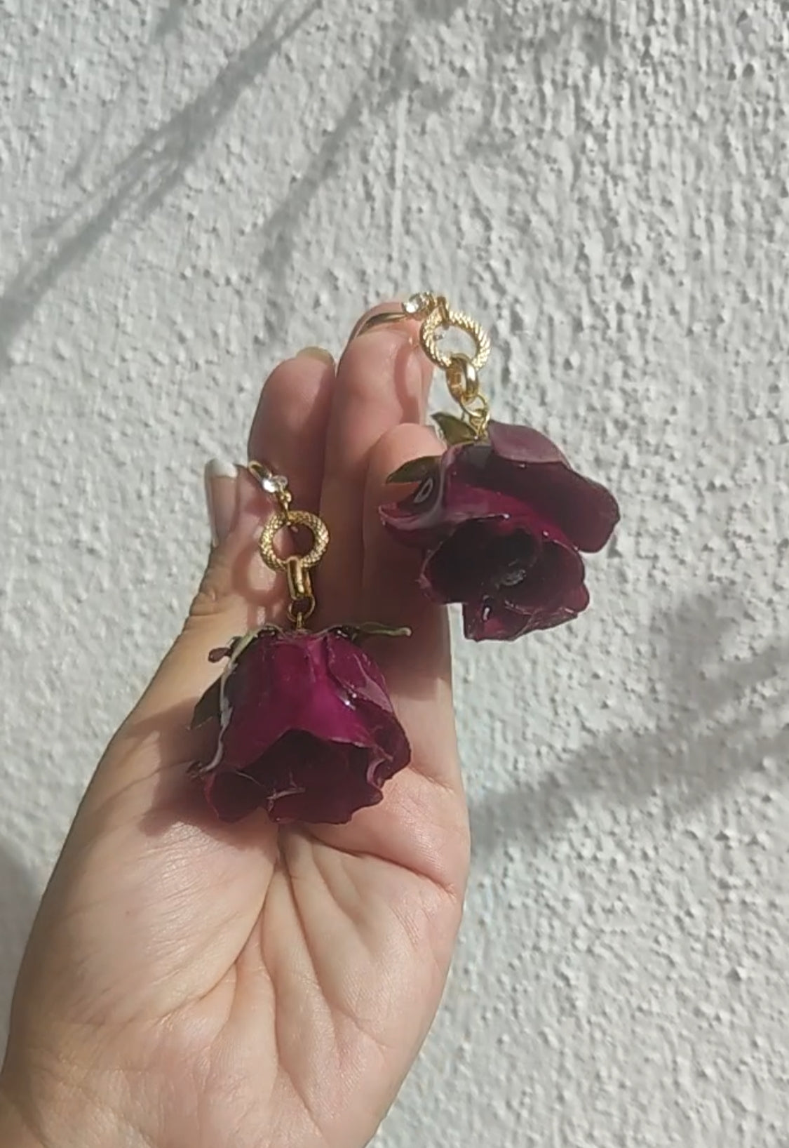 Pendientes de Rosa Real en Resina. En Oro 18 k con Circonita . Joya Artesanal Romántica Regalo Mujer. Pendientes rosas auténticas