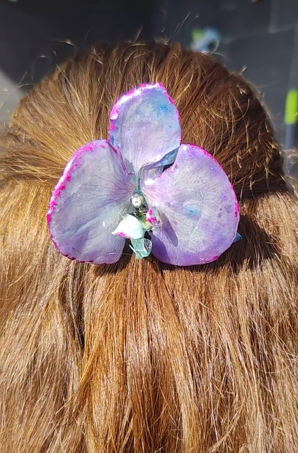 Clip de pelo con orquídea real en resina – Accesorio floral artesanal – Joya con flor preservada – Regalo único para mujer