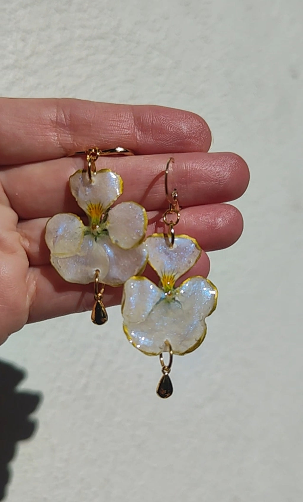 Pendientes de Pensamientos Naturales en Resina – Joyería Floral Hecha a Mano con Brillo Nácar Azul Iridiscente