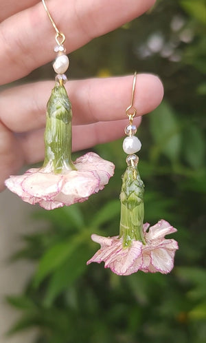 Pendientes artesanales con mini claveles naturales resinados, perlas naturales de río y acero inoxidable