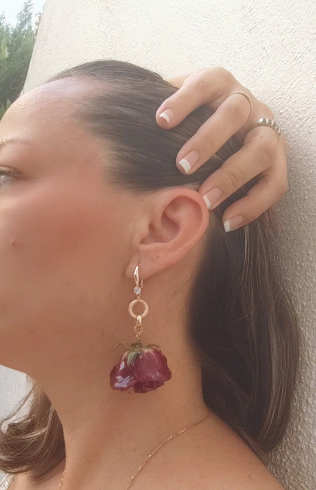 Pendientes de Rosa Real en Resina. En Oro 18 k con Circonita . Joya Artesanal Romántica Regalo Mujer. Pendientes rosas auténticas