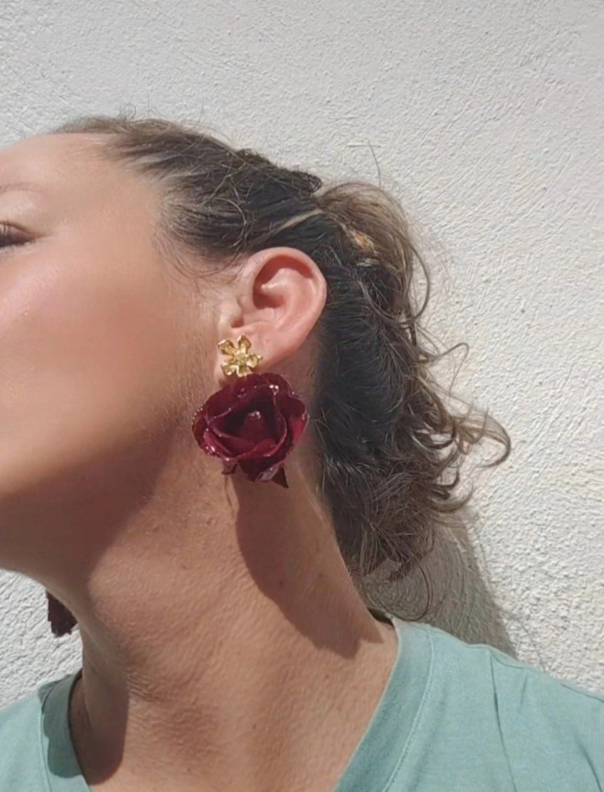 Pendientes artesanos de rosas reales resinadas