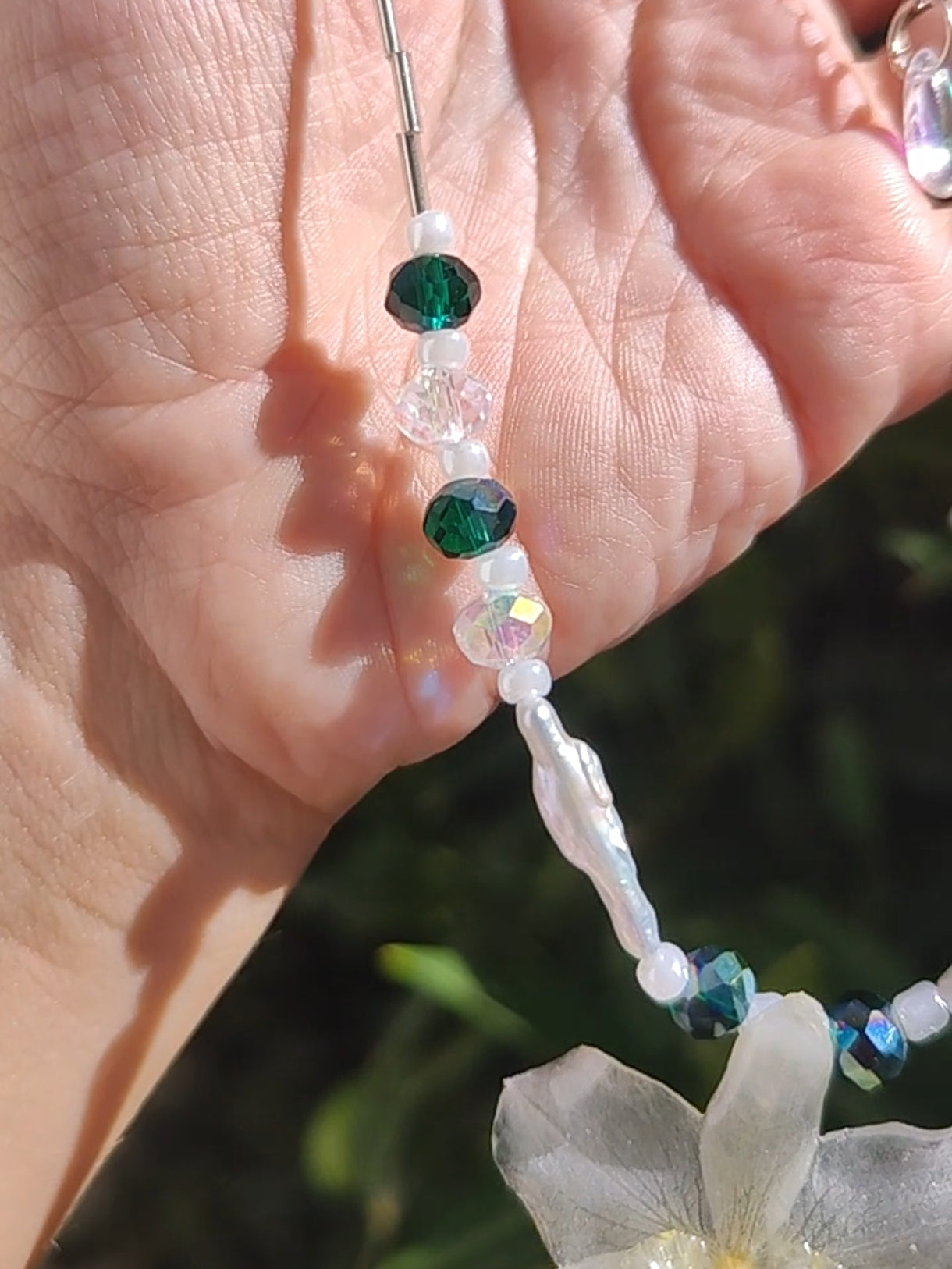 Collar orquídea dendrobium blanca en resina. Joyería artesanal con cristal checo y perlas. Collar ajustable elegante