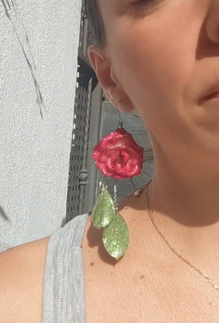 Pendientes de hojas y rosas reales