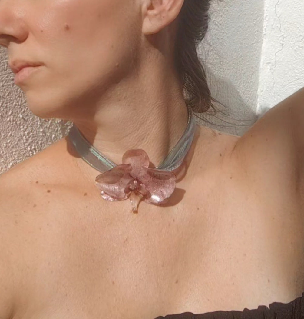 Collar de orquídea real resinada