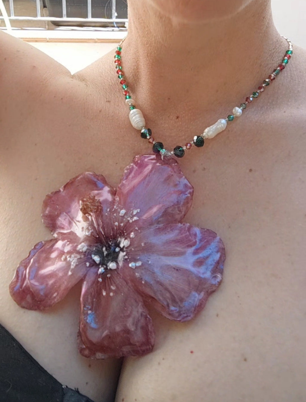 Collar Hibisco Rojo Hecho a Mano, Collar con Perlas Barrocas Naturales, Cristal Facetado y Nácar Iridiscente, Joyería Floral