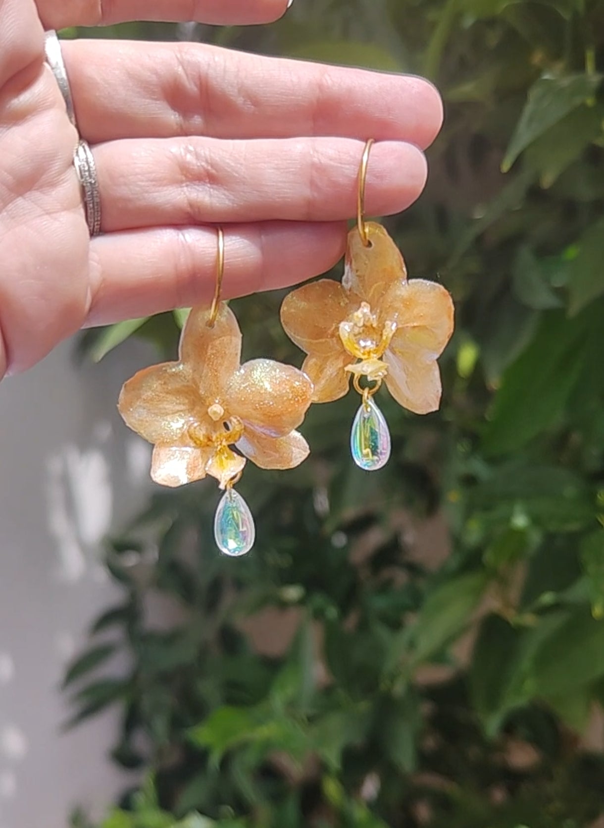 Pendientes de orquídeas amarillas auténticas hechos a mano • Aros con diseño botánico natural, detalle con cristal colgante