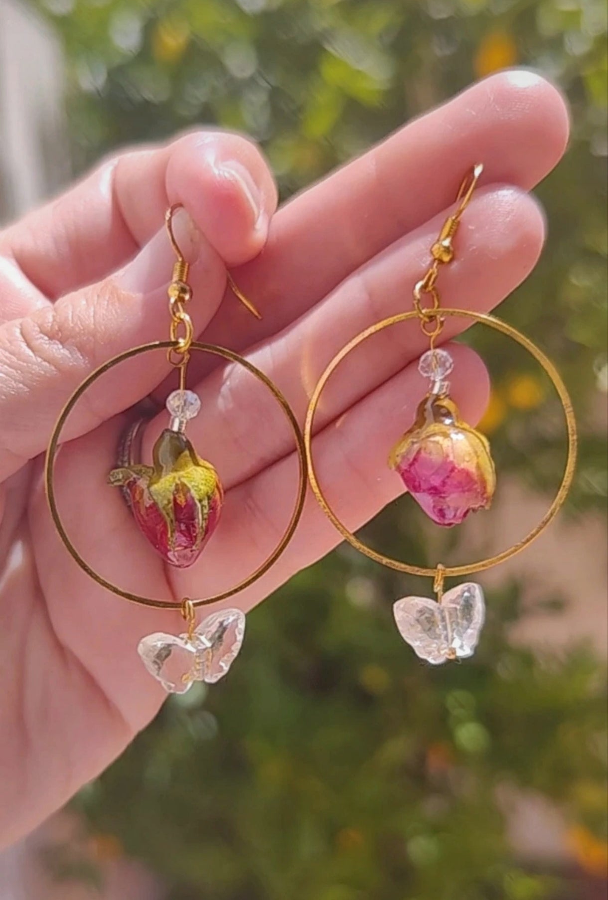 Pendientes hechos a mano con rosas reales resinadas. Regalo para ella. Pendientes con rosas