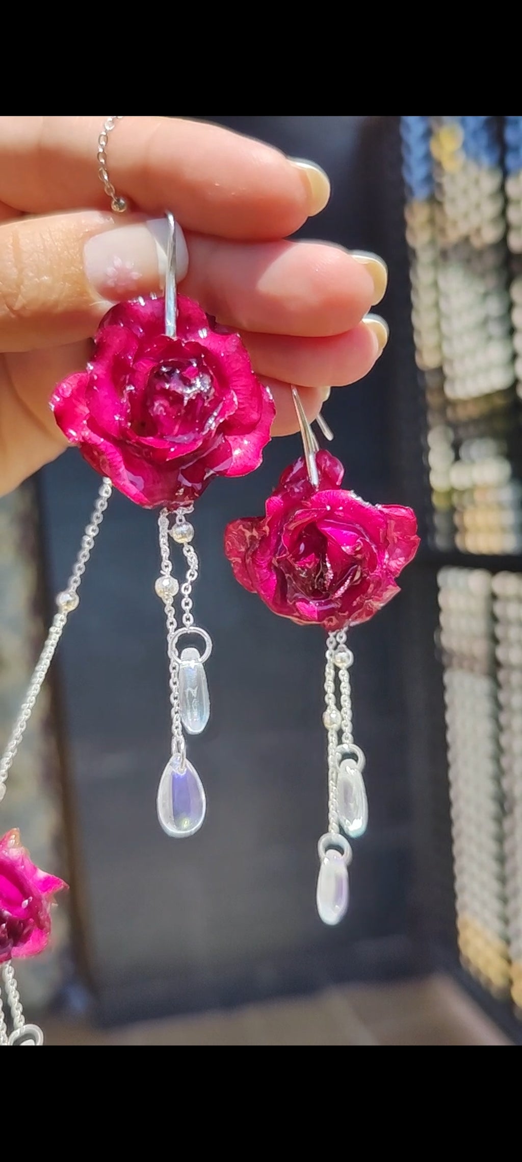 Conjunto de Collar y Pendientes con Rosas Reales Resinadas Burdeos. Joyería Floral Preservada con Lágrimas de Cristal. Regalo Romántico Artesanal
