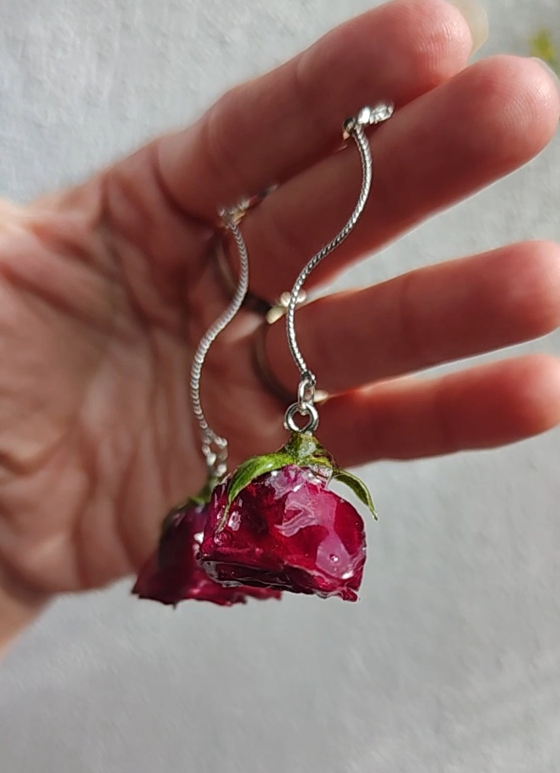 Pendientes artesanos de rosas reales resinadas