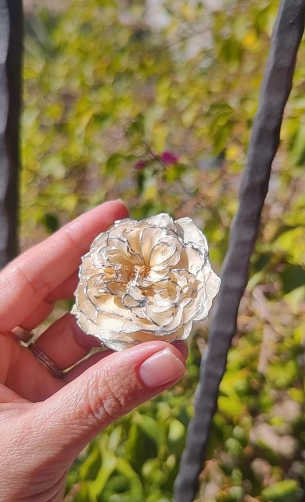 Pendientes artesanos de rosas reales resinadas