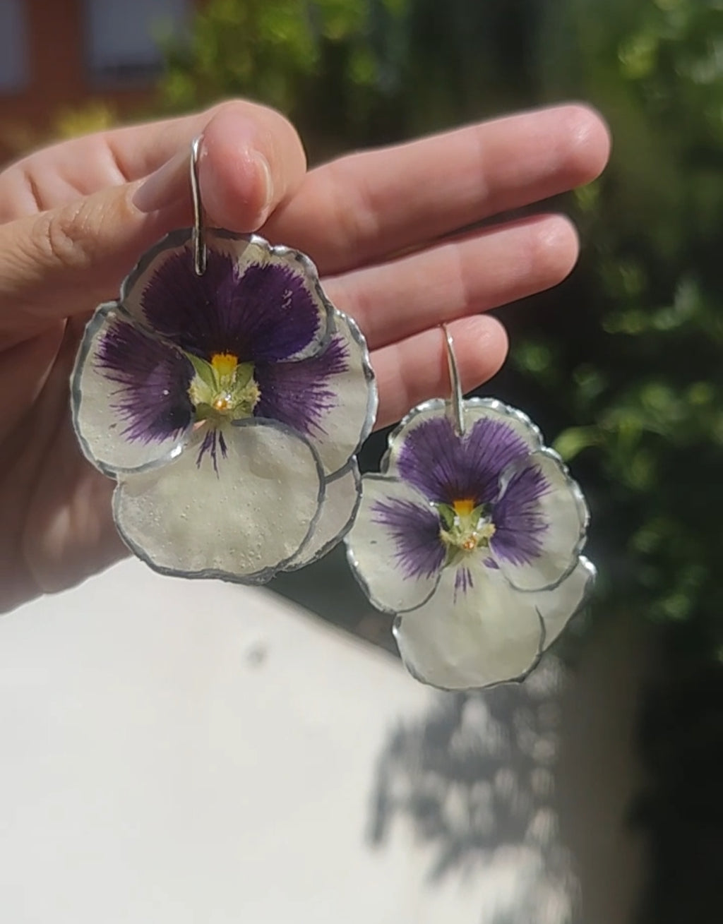 Pendientes con flor de pensamiento real. Joyería botánica artesanal. Pendientes de resina hechos a mano. Regalo natural y original