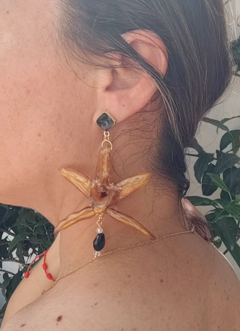 Pendientes de Orquídea Cymbidium Real Resinada Amarillo Dorado | Flores Naturales Preservadas | Acero Inoxidable y Cristal Negro Facetado | Joyería Botánica Elegante