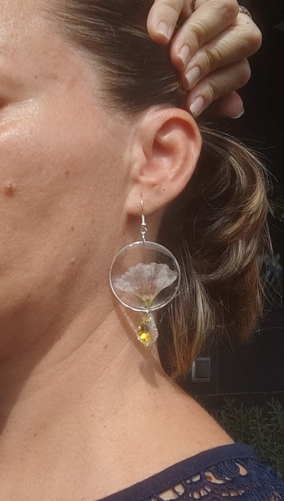 Pendientes con campanillas blancas salvajes prensadas  y cristal facetado