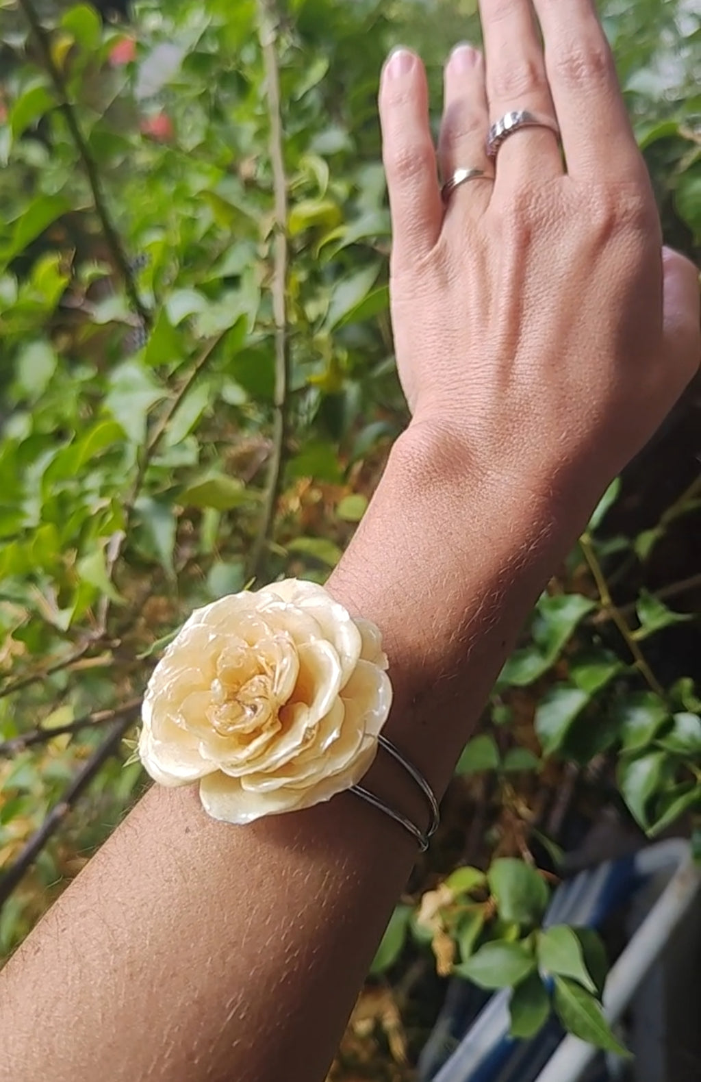Pulsera con rosa blanca real resinada. Joya natural hecha a mano. Regalo romántico y único para ella. Pulsera de flor preservada
