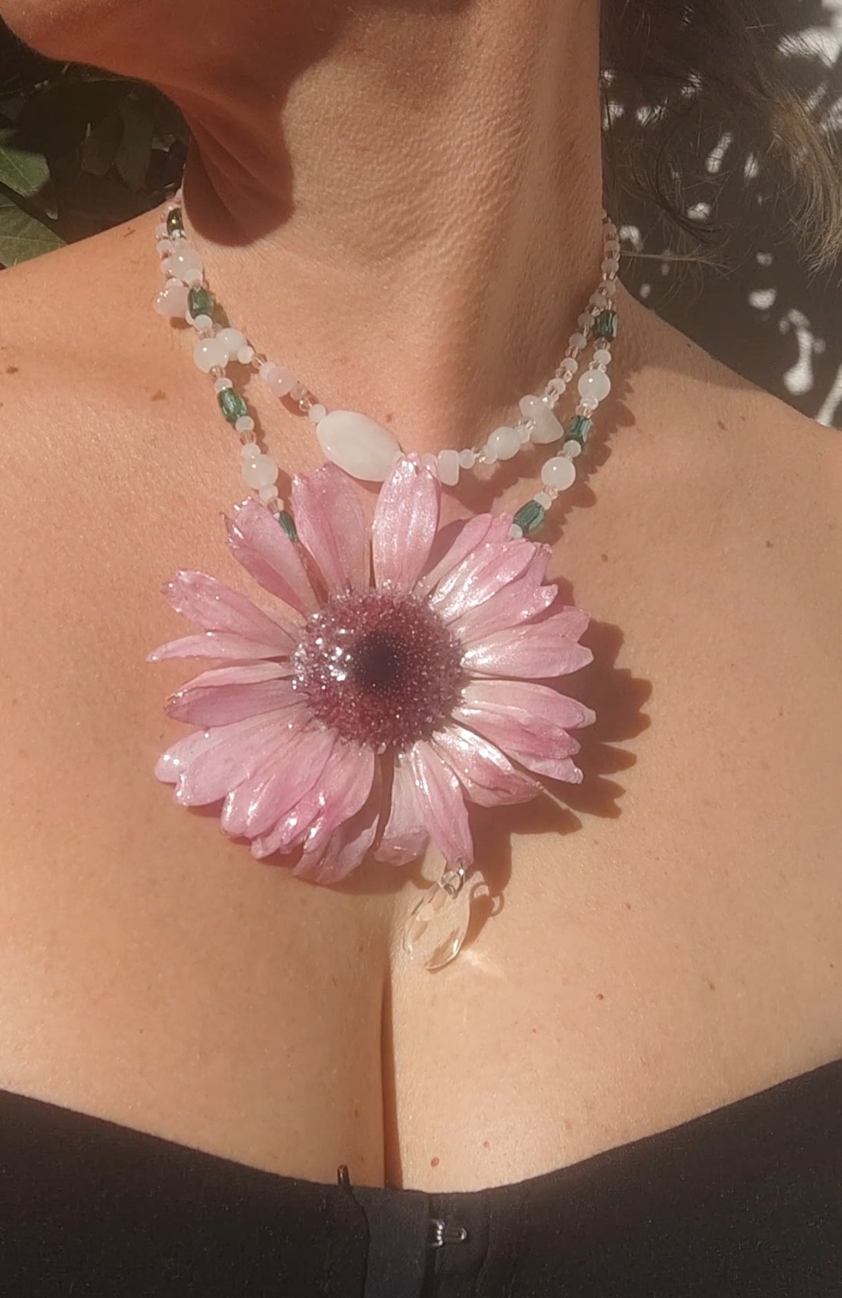 Collar Doble 2 en 1 con Flor Real de Gerbera Rosa Resinada, Cuarzo Rosa y Cristal Facetado. Collar Natural Desmontable con Alfiler. Joyería Hecha a Mano