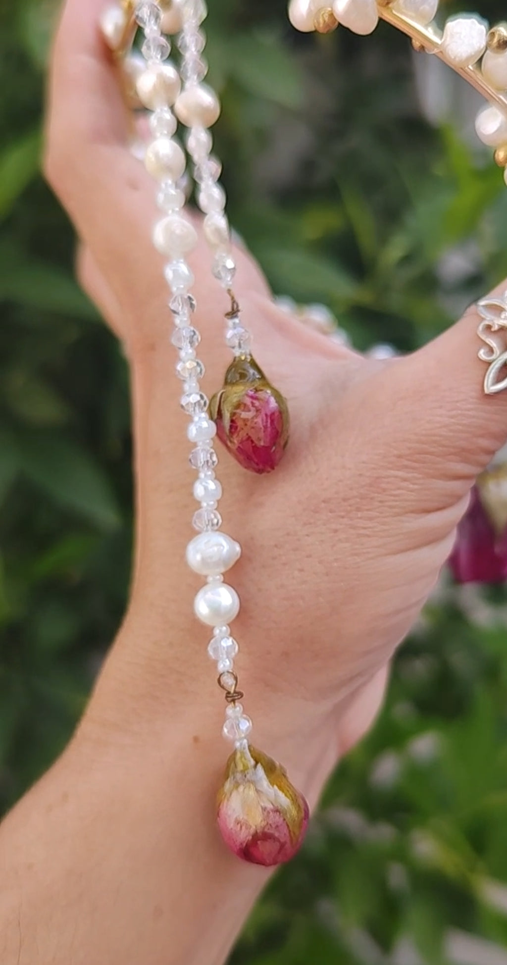 Collar Exclusivo de Perlas Naturales y Rosa Roja Preservada | Joyería Artesanal Única | eternalflowersbyMonicaDelgado