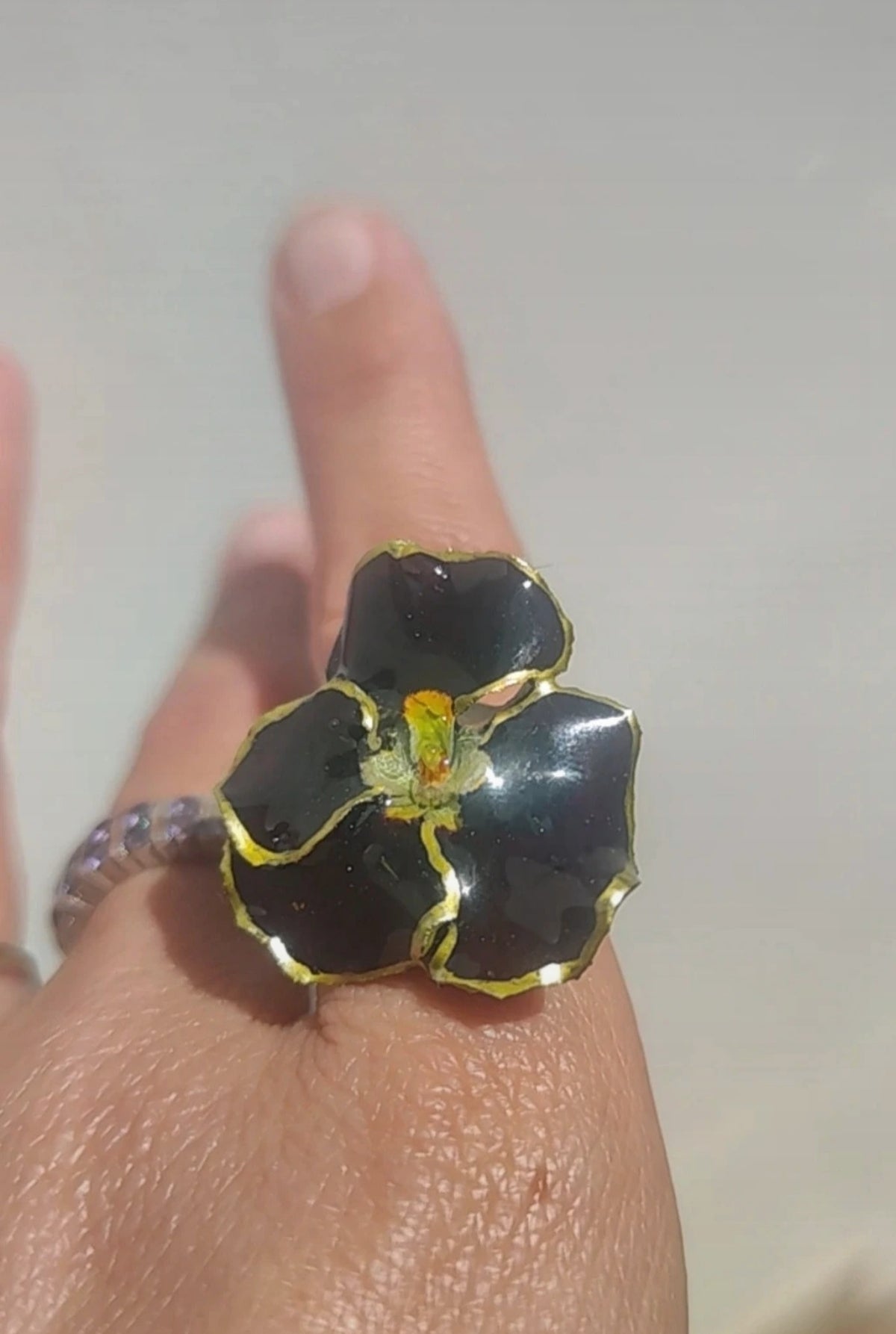 Anillo de mini pensamiento en resina