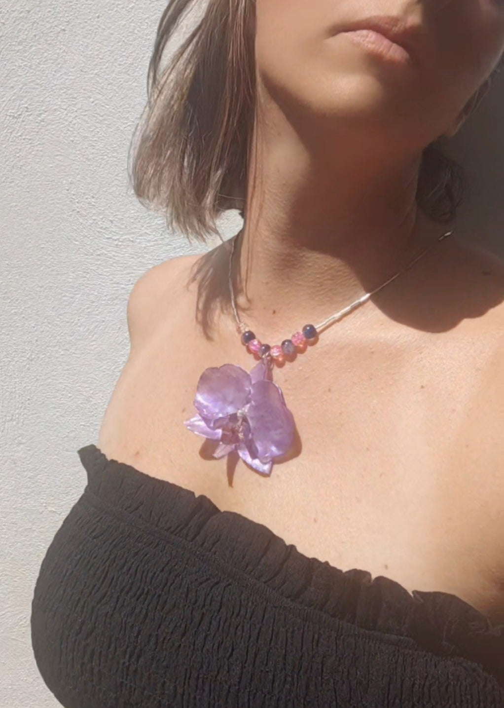 Collar con orquídea auténtica en resina