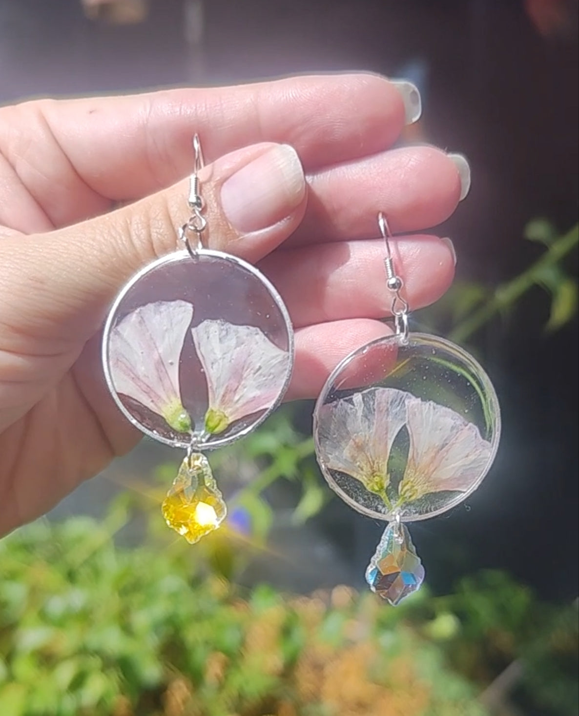 Pendientes con campanillas blancas salvajes en acero inoxidable y cristal facetado