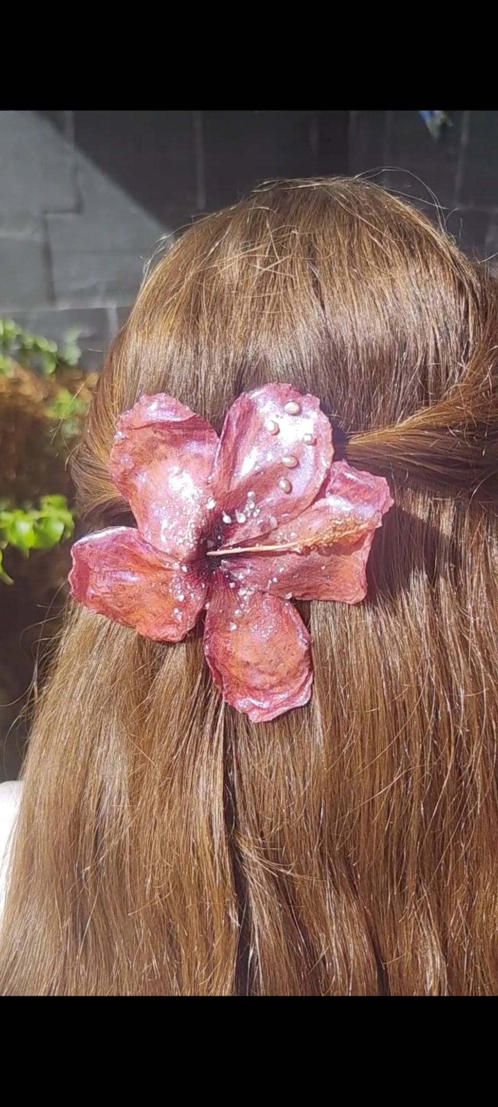 Pasador de Pelo con Flor Real, Hibisco Rojo y Perlas Naturales, Clip Artesanal de Resina, Accesorio Floral para el Cabello, Regalo Mujer