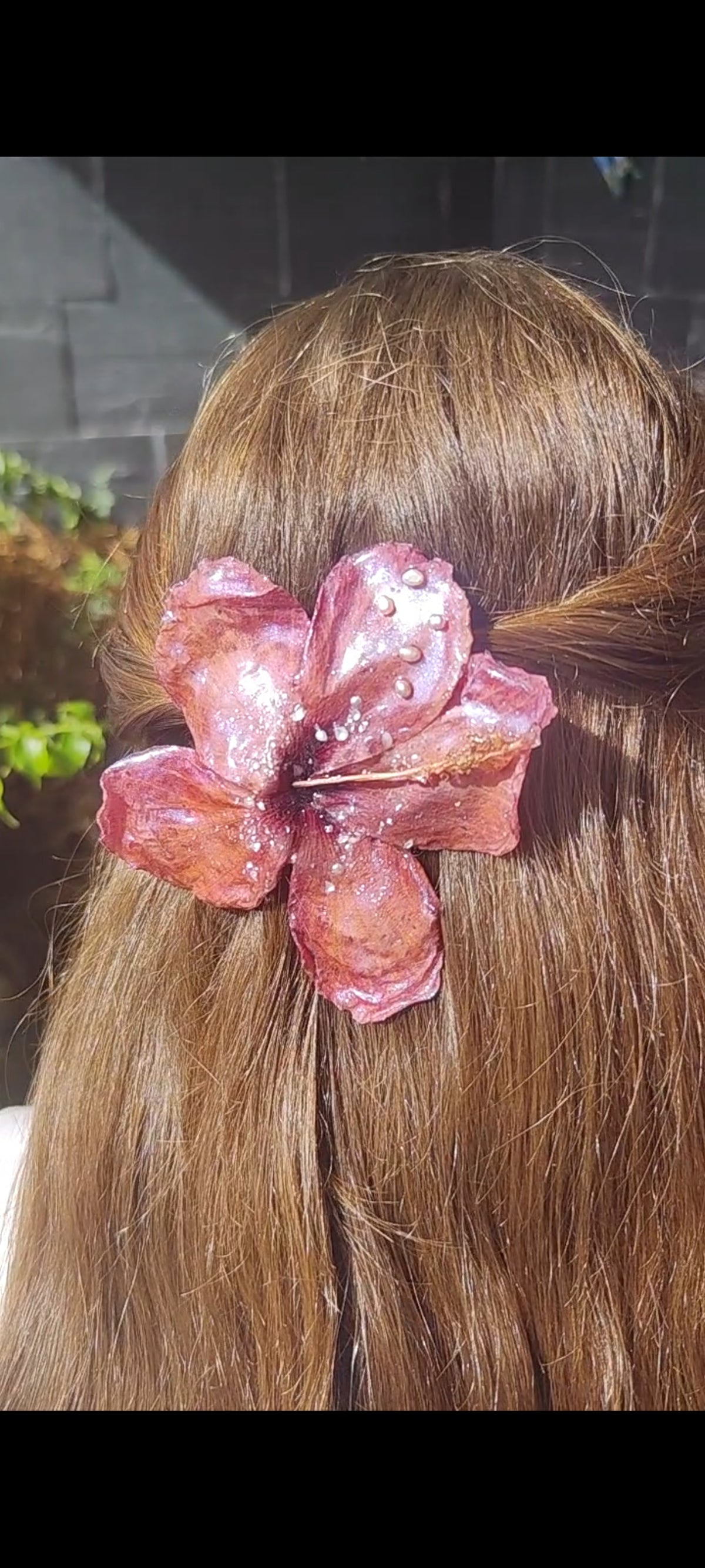 Pasador de Pelo con Flor Real, Hibisco Rojo y Perlas Naturales, Clip Artesanal de Resina, Accesorio Floral para el Cabello, Regalo Mujer