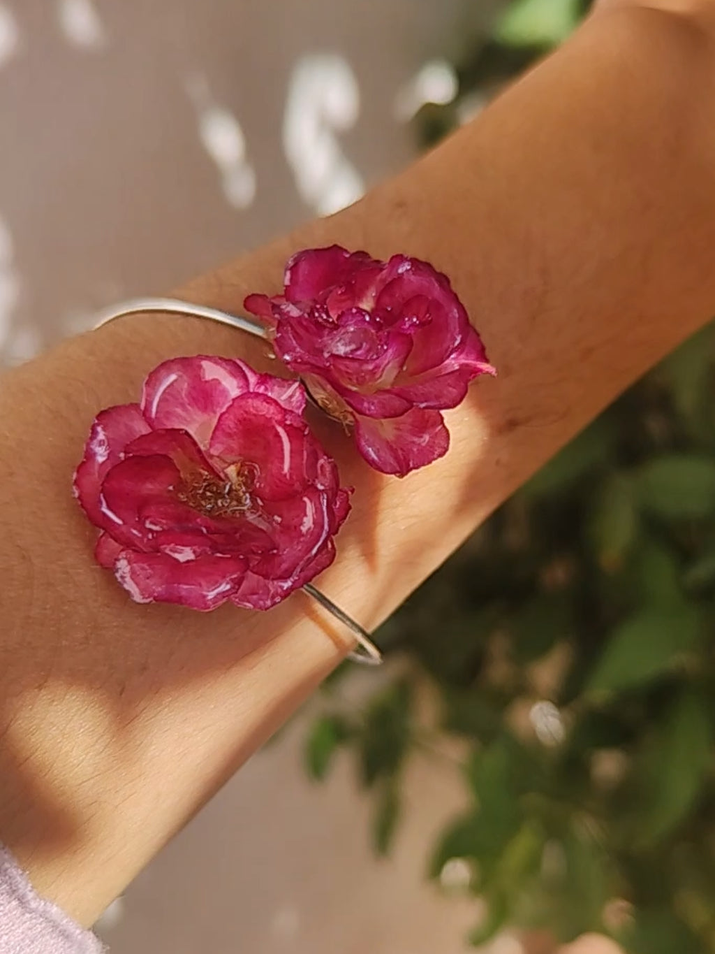 Pulsera de Rosas Reales. Brazalete de Acero Inoxidable con Rosas Preservadas en Resina, Joyería Artesanal, Regalo Romántico para Ella