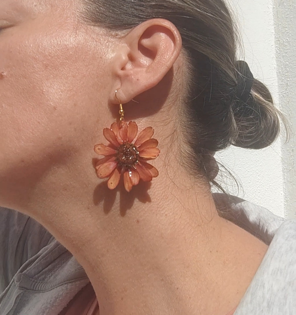 Pendientes de margaritas naranjas naturales en resina. Joyas florales artesanales. Acero inoxidable hipoalergénico