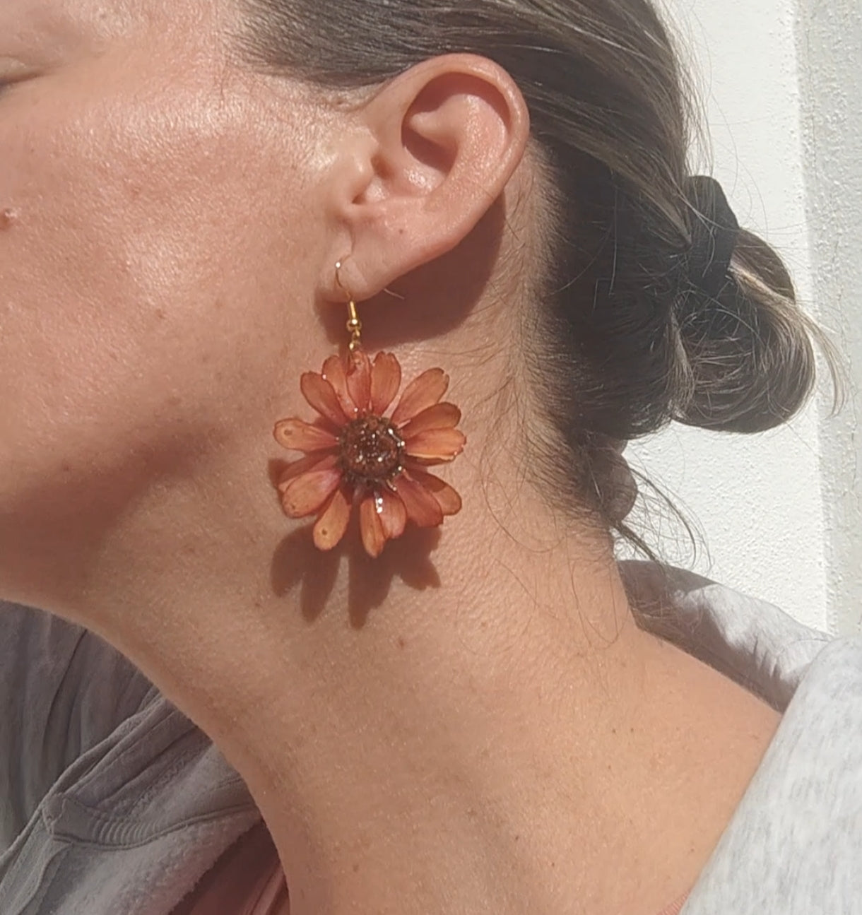 Pendientes de margaritas naranjas naturales en resina. Joyas florales artesanales. Acero inoxidable hipoalergénico