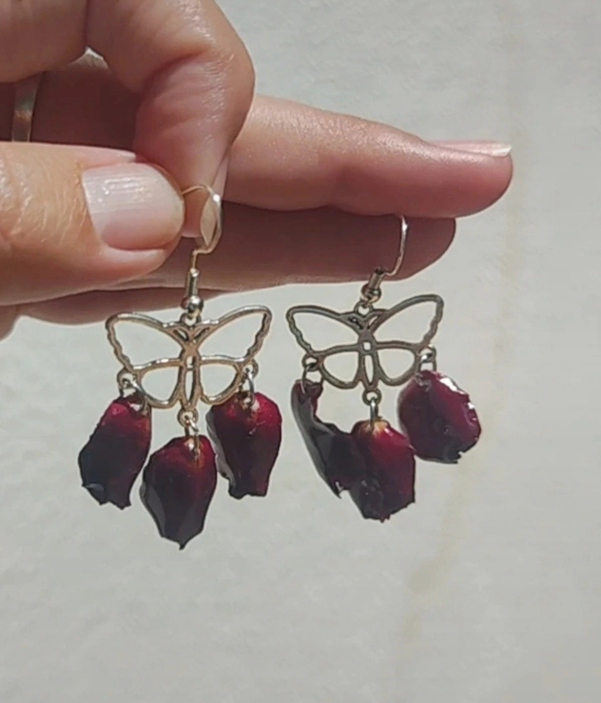 Pendientes con petalos de rosa real resinada