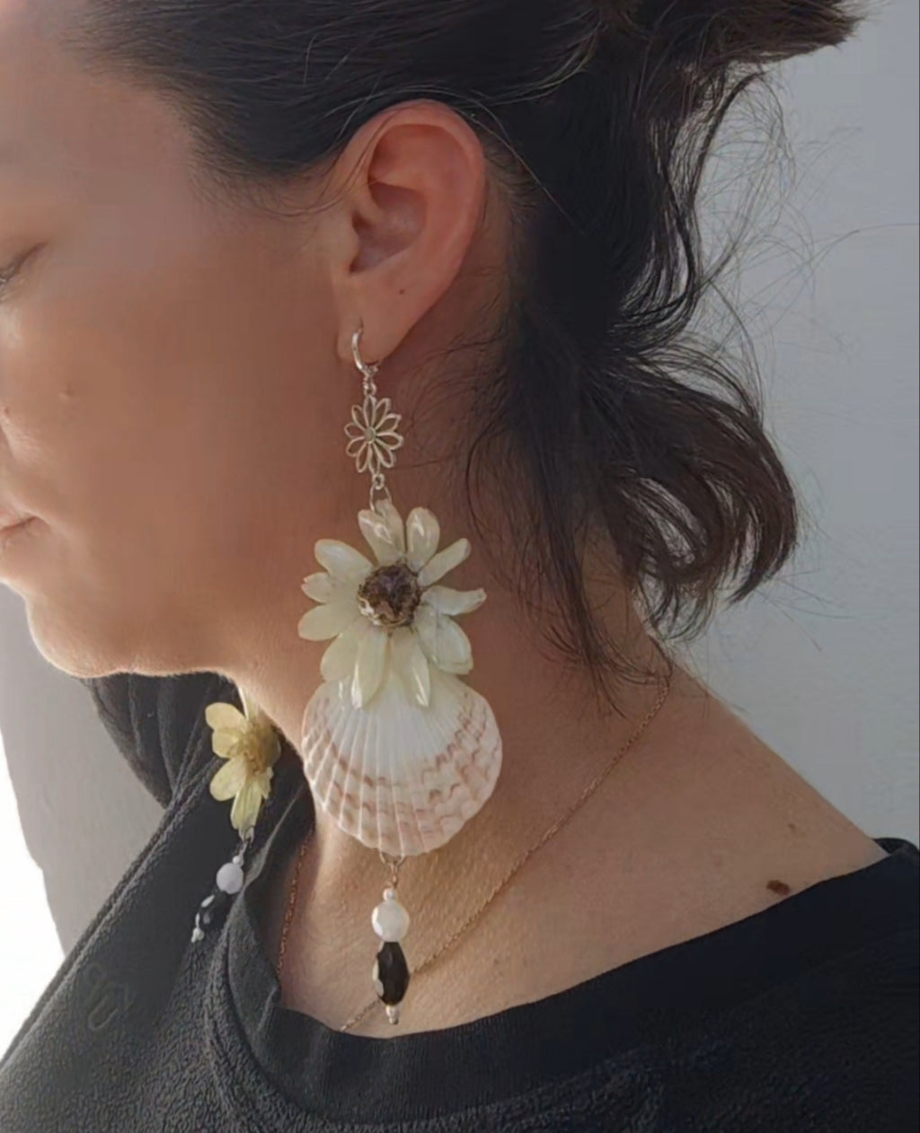 Pendientes de Margarita Real en Resina con Conchas Marinas Naturales – Pendientes Hechos a Mano, Joyería Botánica, Regalo Boho Natural