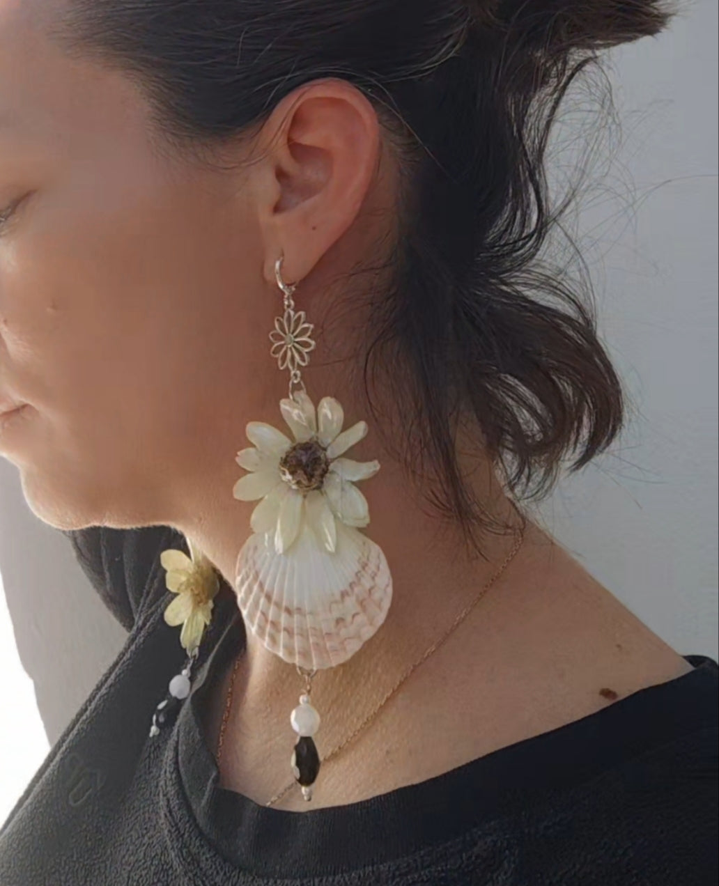 Pendientes de Margarita Real en Resina con Conchas Marinas Naturales – Pendientes Hechos a Mano, Joyería Botánica, Regalo Boho Natural