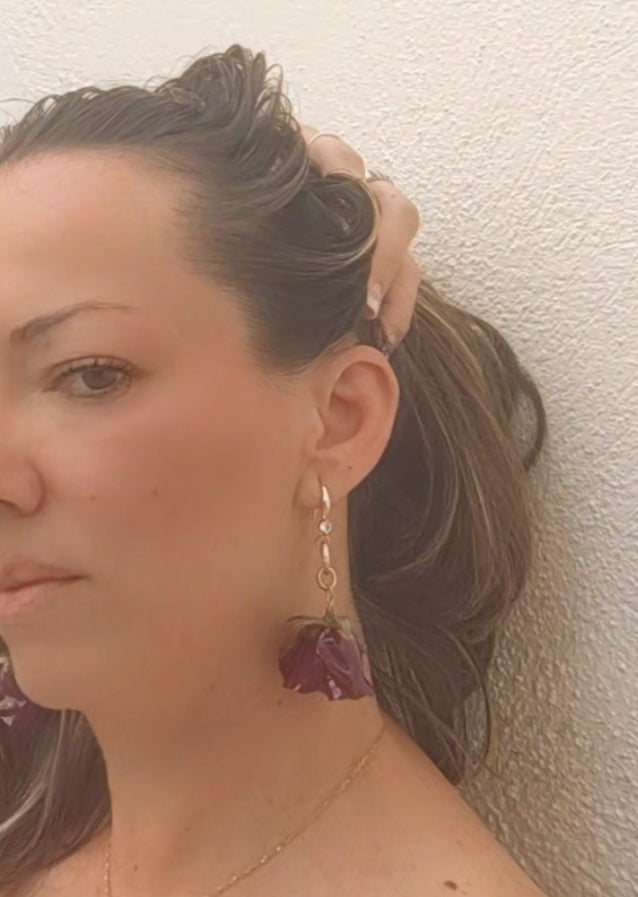 Pendientes de Rosa Real en Resina. En Oro 18 k con Circonita . Joya Artesanal Romántica Regalo Mujer. Pendientes rosas auténticas