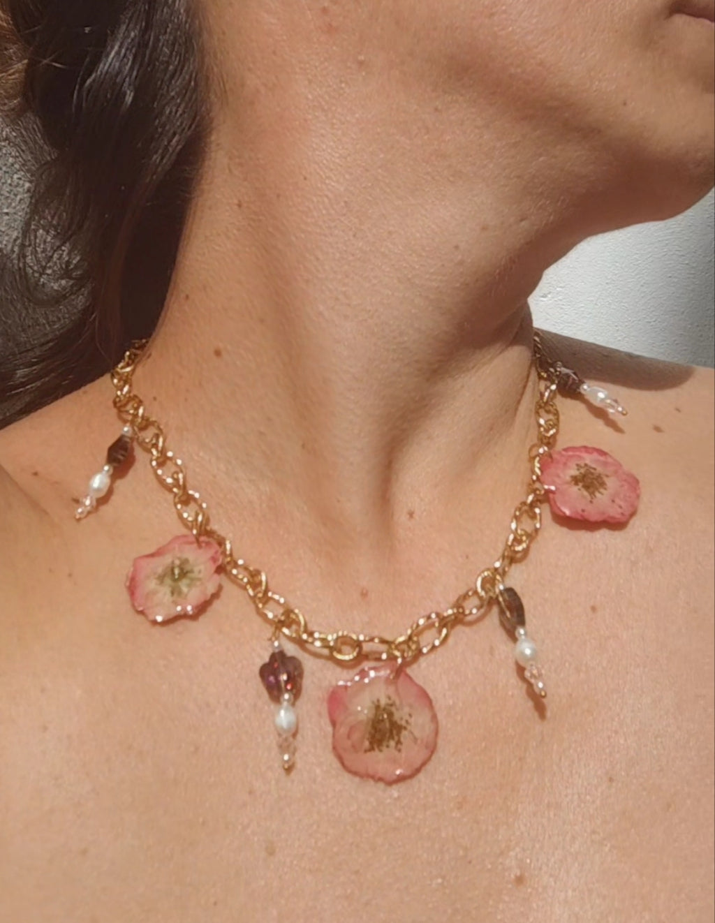 Collar de rosas reales, cristal facetado y perlas naturales