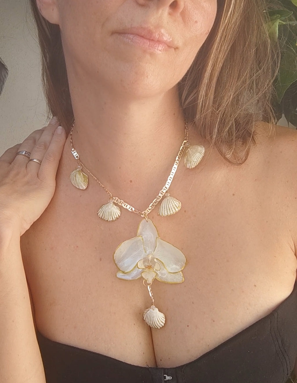 Collar orquídea natural resinada dorada | Joyería concha marina y cristal facetado | Collar único y exclusivo hecho a mano