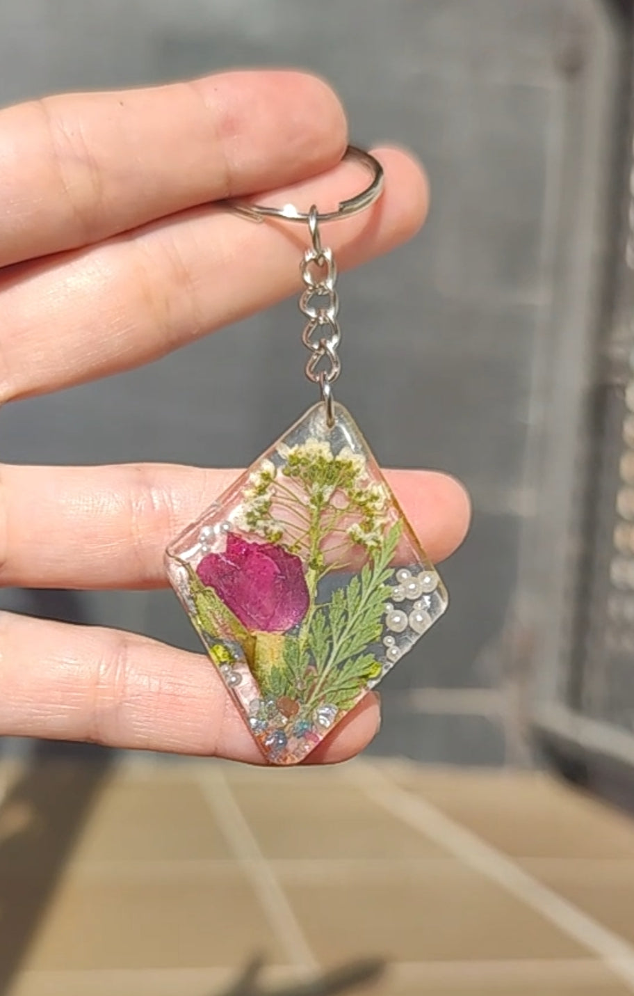Llavero artesanal con flores prensadas
