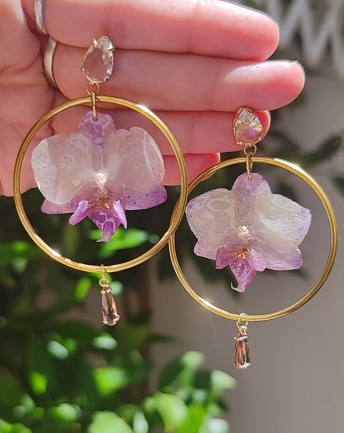 Pendientes Orquídea Lila Hechos a Mano | Aros Dorados y Enganches Bañados en Oro 18K | Pendientes Florales Elegantes