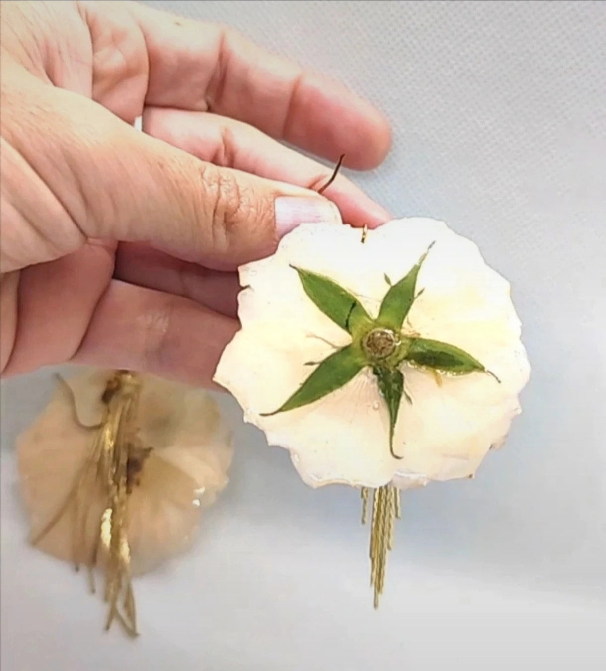 Pendientes de rosas prensadas