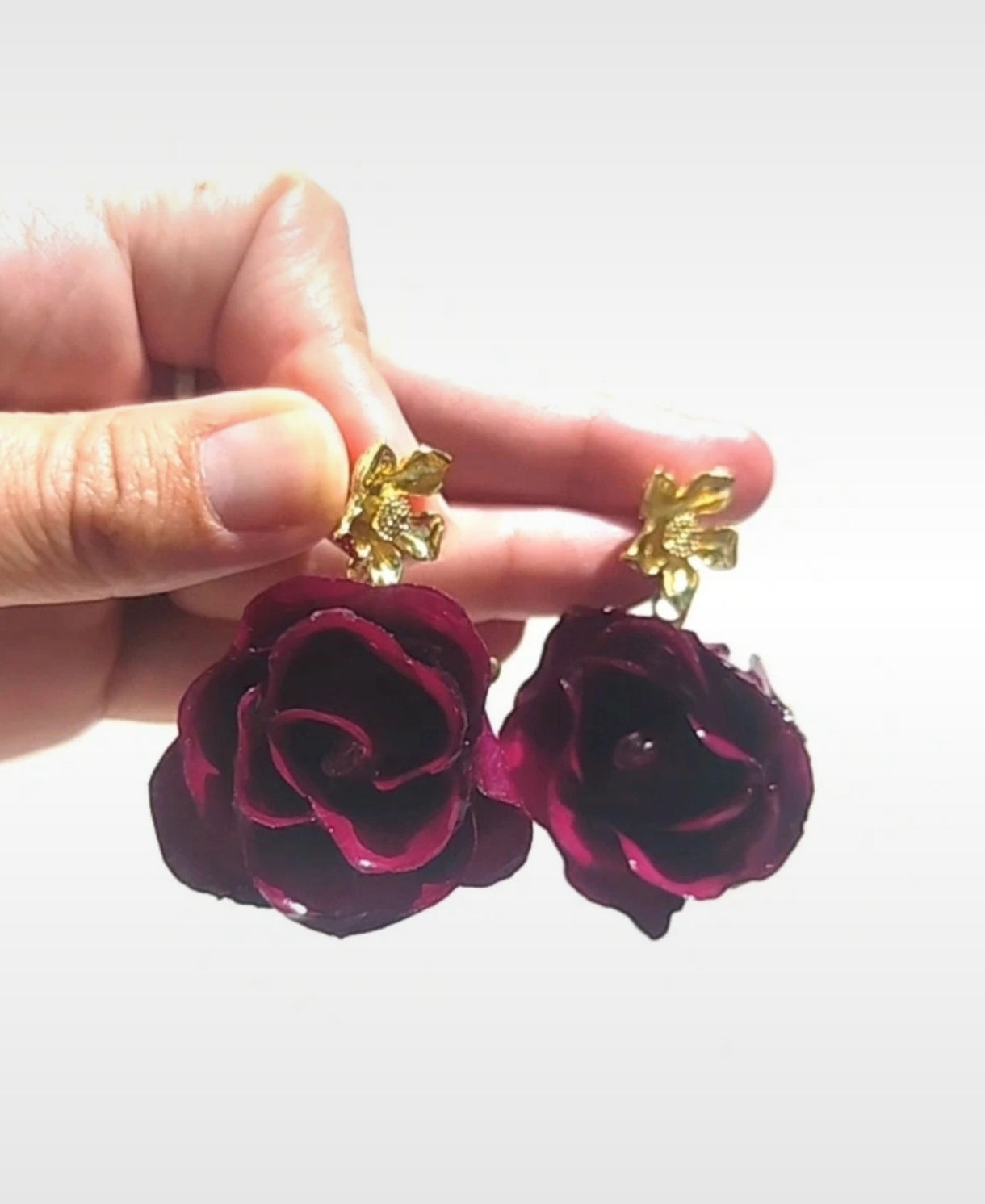 Pendientes artesanos de rosas reales resinadas