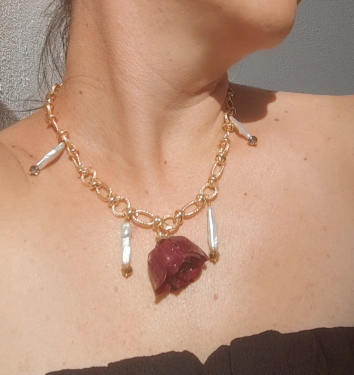 Collar con rosa natural encapsulada en resina – Joyería botánica hecha a mano con perlas y cristal, baño en oro 18K