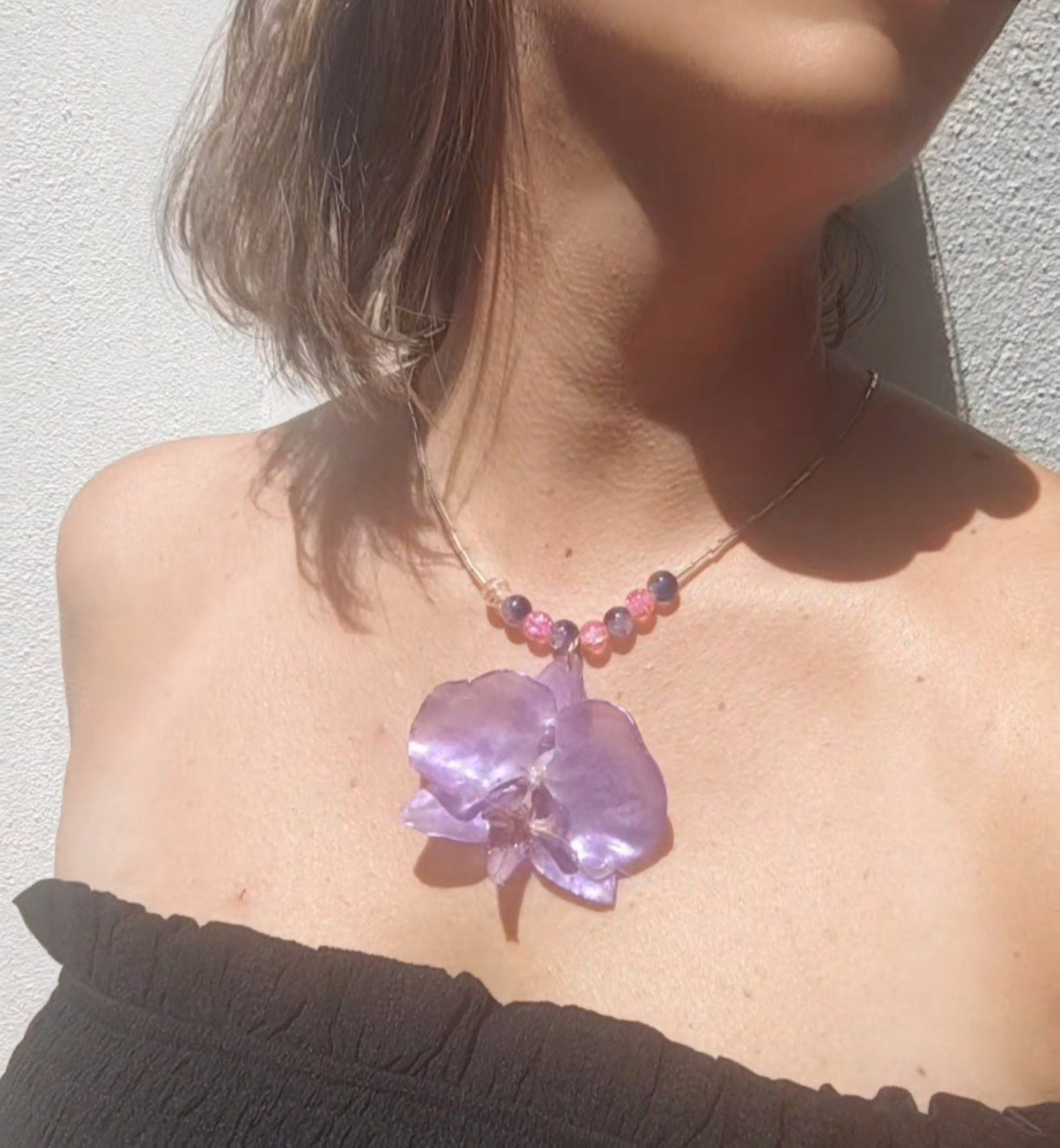 Collar con orquídea auténtica en resina